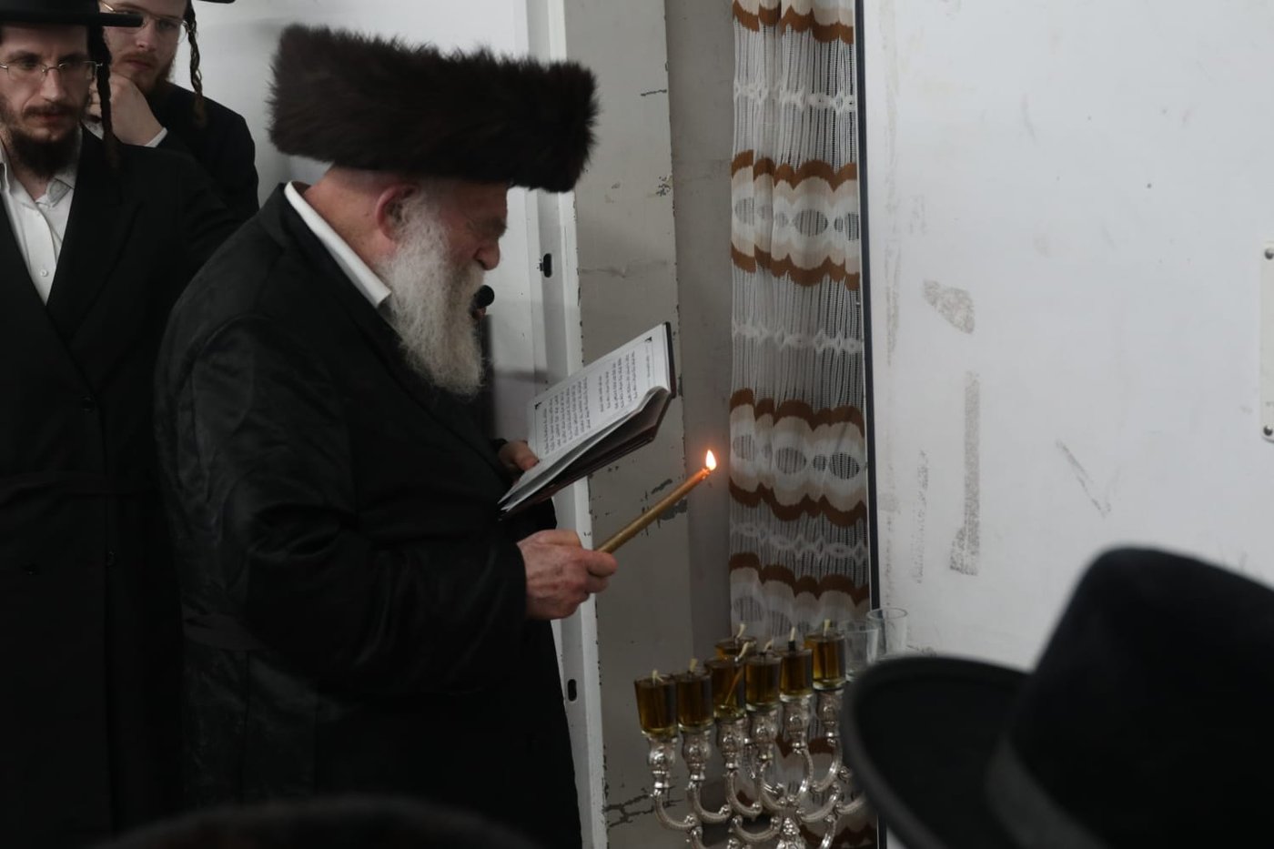 הגה"צ גאב"ד מאקאווא בהדלקת נרות חנוכה