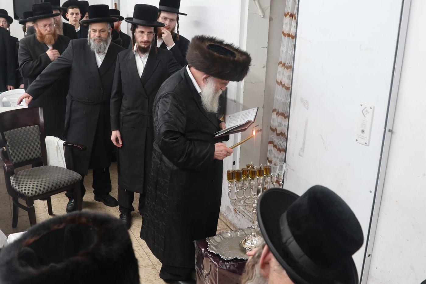 הגה"צ גאב"ד מאקאווא בהדלקת נרות חנוכה