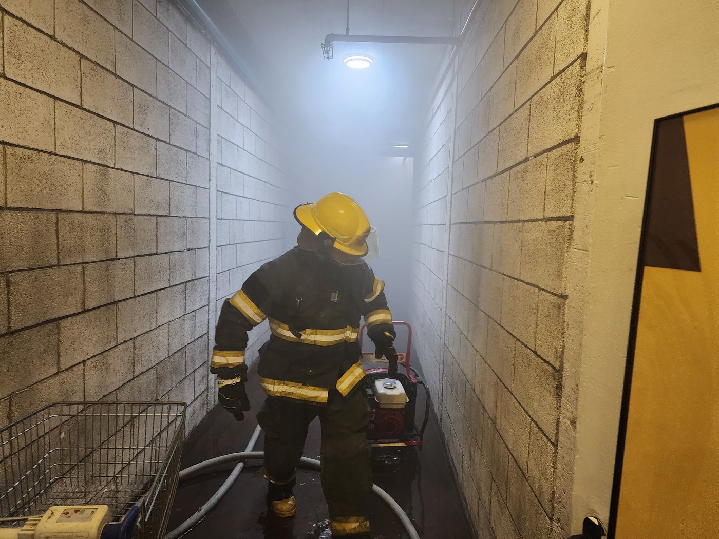 המחסן החל לבעור: קניון חיפה פונה ממבקרים בגלל שריפה