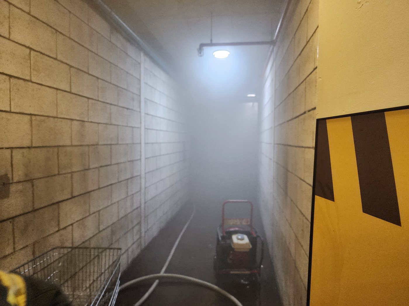 המחסן החל לבעור: קניון חיפה פונה ממבקרים בגלל שריפה