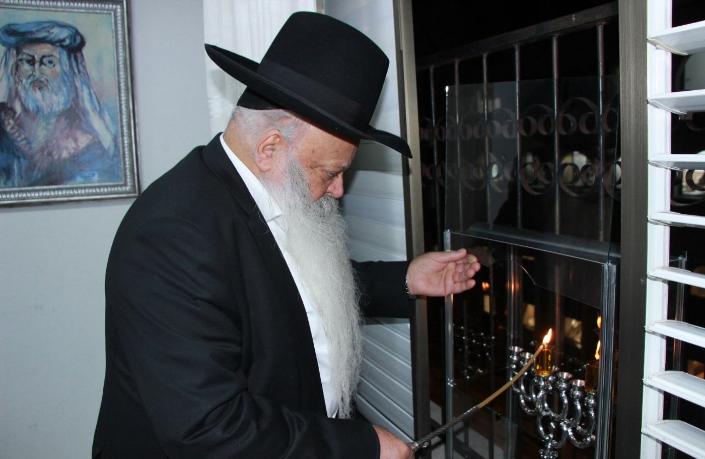הגאון הרב דניאל זר בהדלקת נרות חנוכה