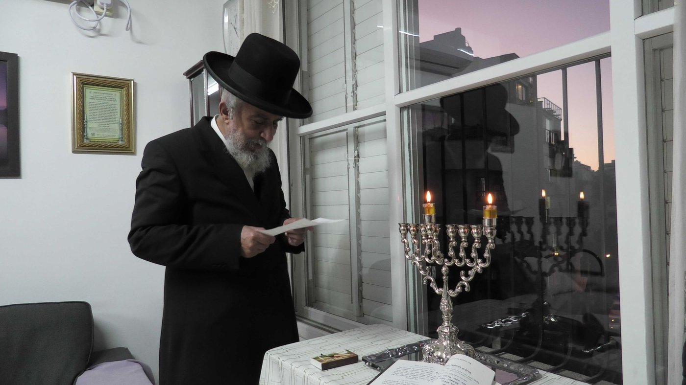 הגאון רבי יצחק רצאבי בהדלקת נרות חנוכה