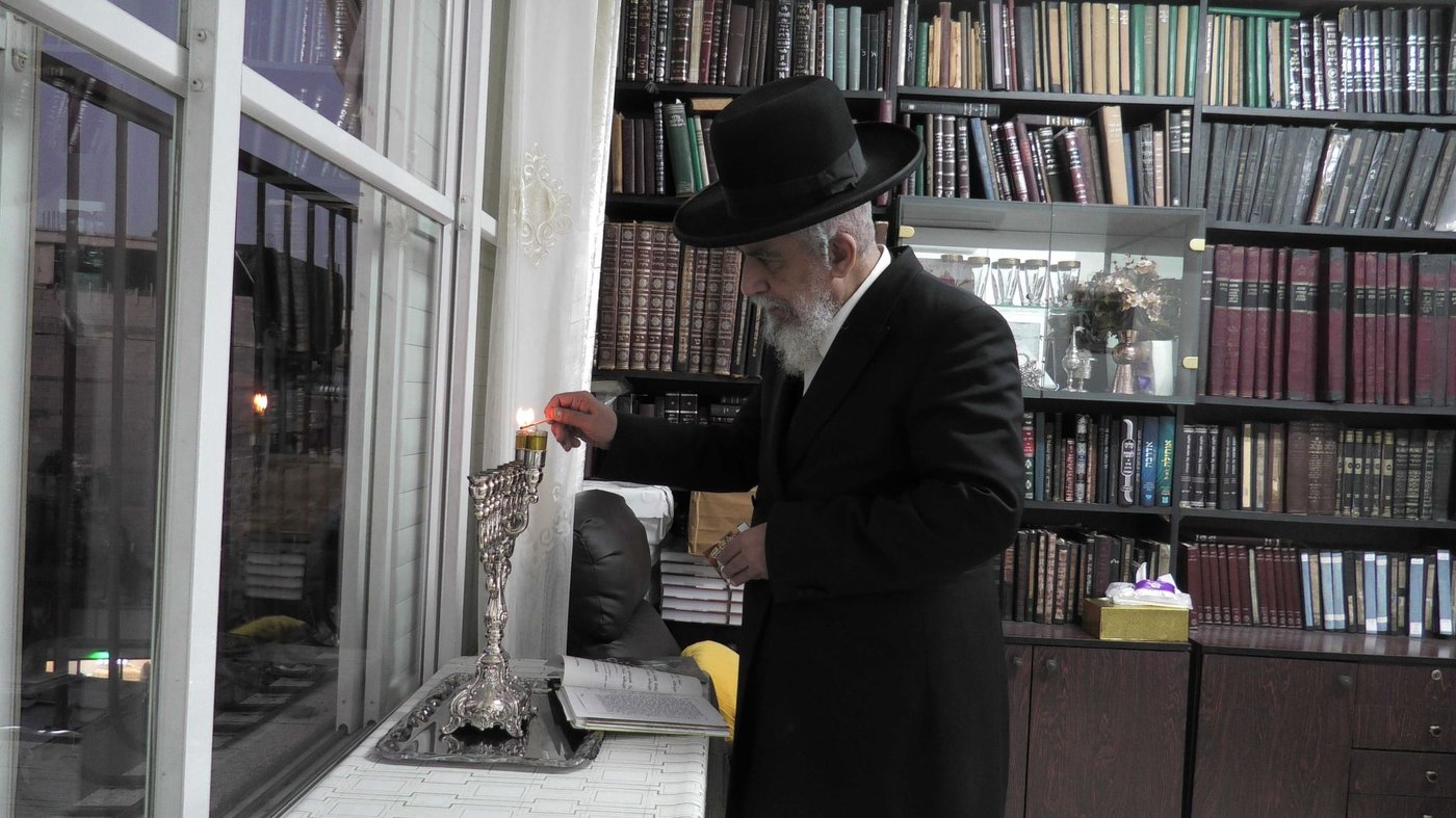 הגאון רבי יצחק רצאבי בהדלקת נרות חנוכה