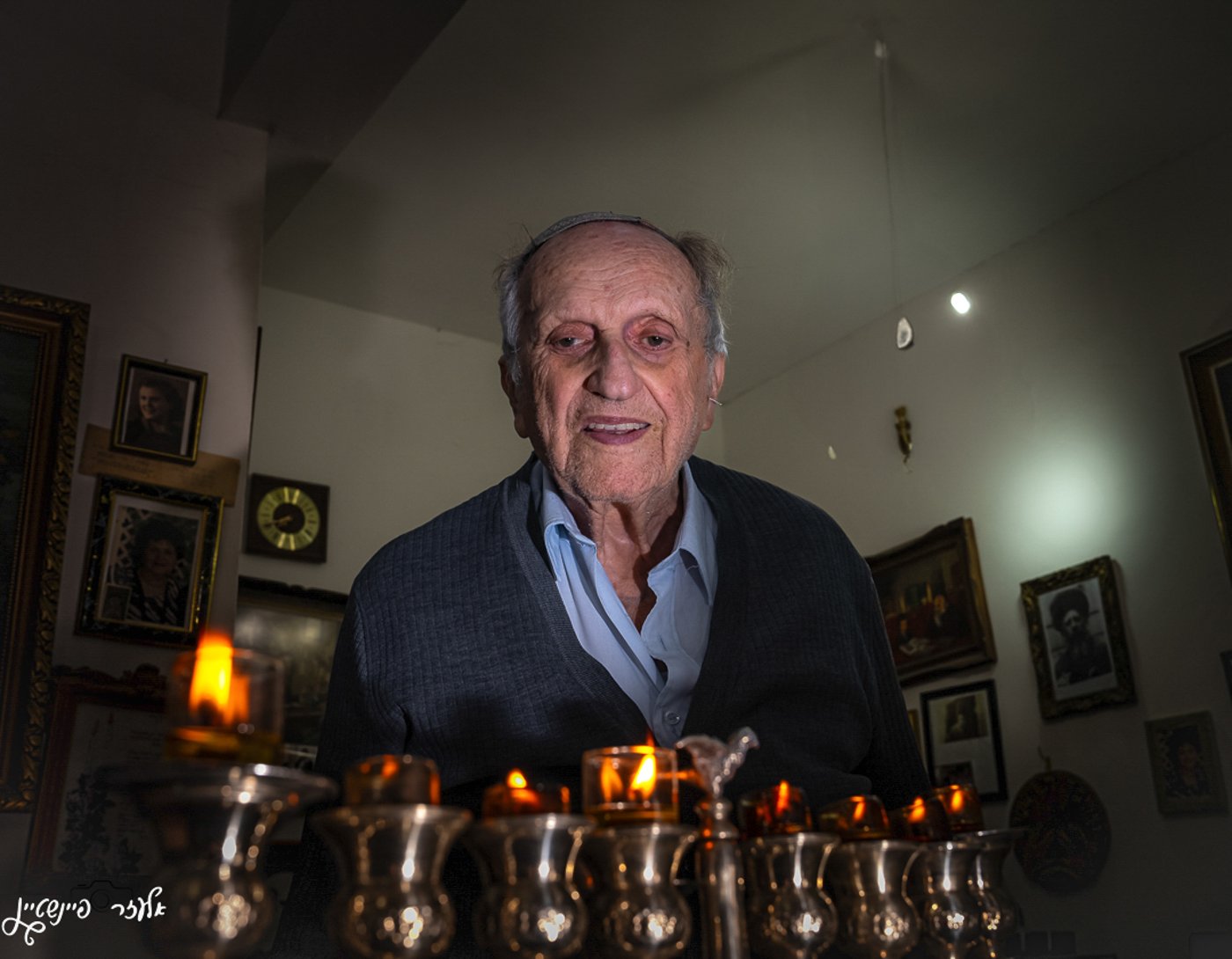 ניצול השואה דוב לנדא בהדלקת נרות חנוכה