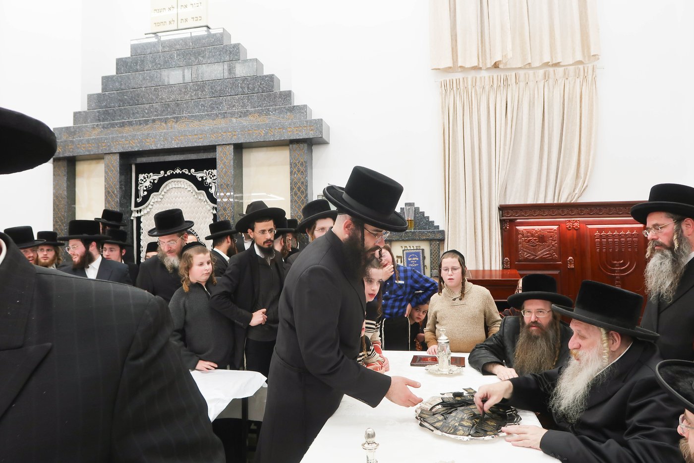 חנוכה בחצה"ק טשארנוביל