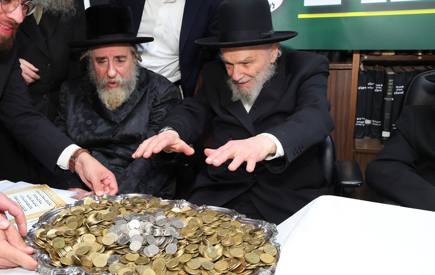 הלחישות הצטברו יחד לצעקה אחת גדולה שעלתה לשולחנם של גדולי ישראל
