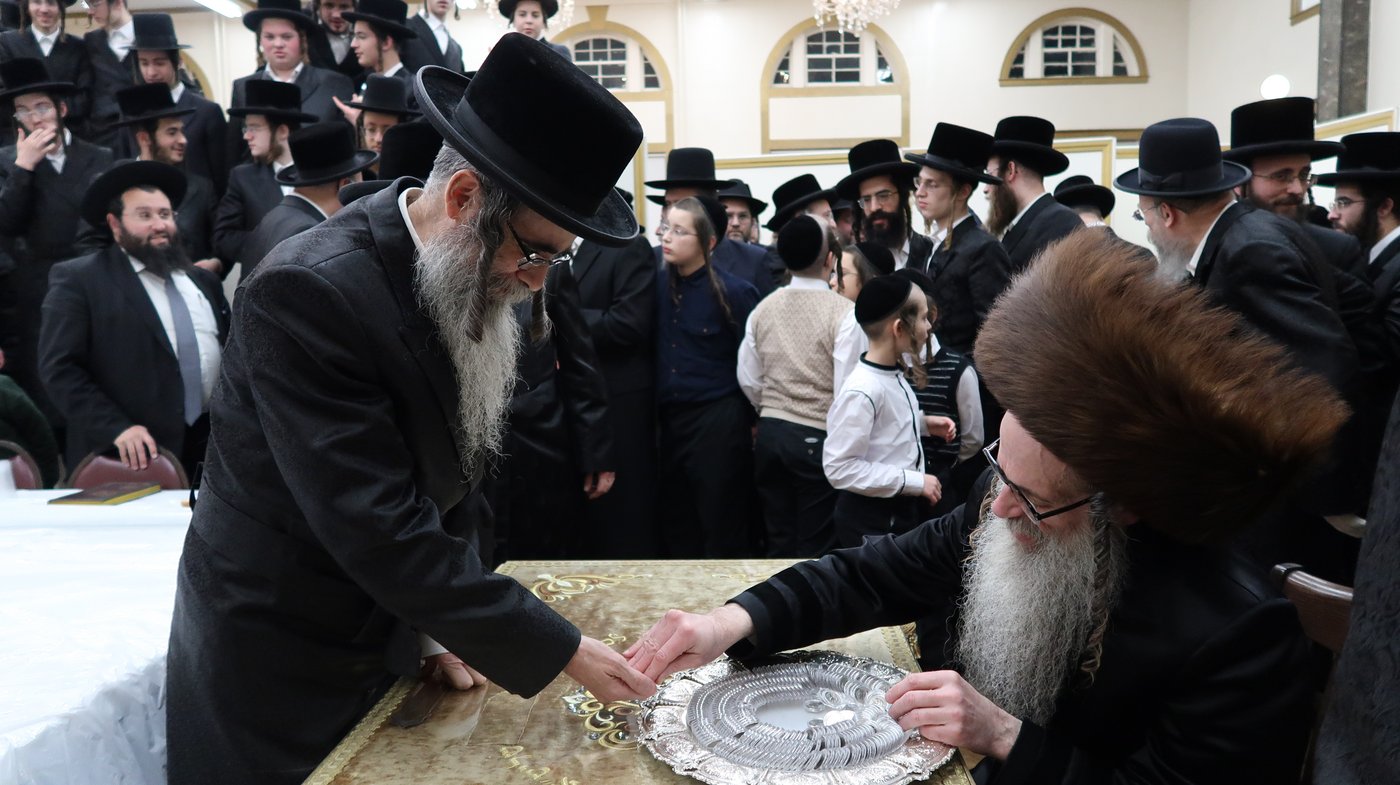 האדמו"ר מצאנז זוועהיל בהדלקת נרות חנוכה