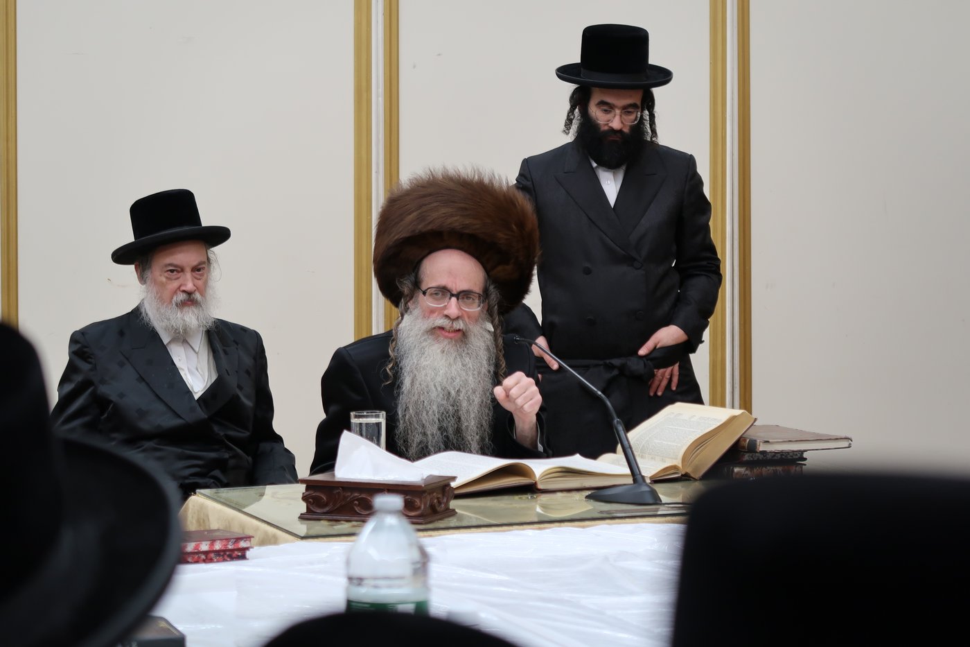 האדמו"ר מצאנז זוועהיל בהדלקת נרות חנוכה