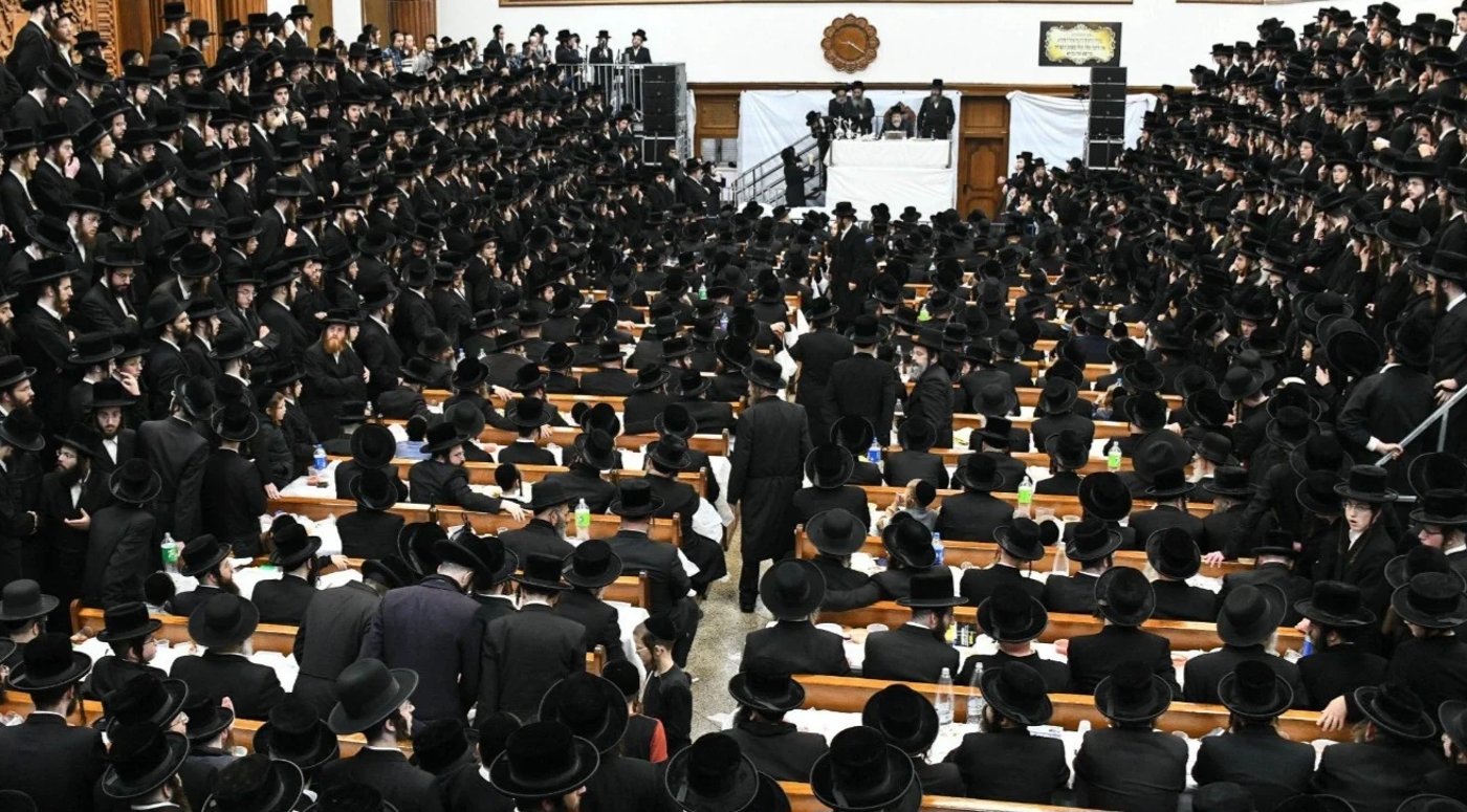 הרבי מרחמסטריווקא בטיש בביהמ"ד,