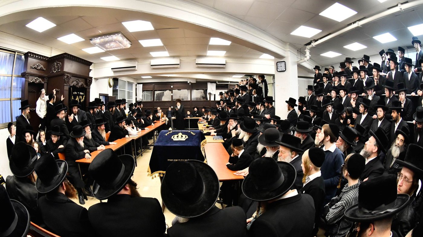 האדמו"ר מדזיקוב בהדלקת נרות חנוכה