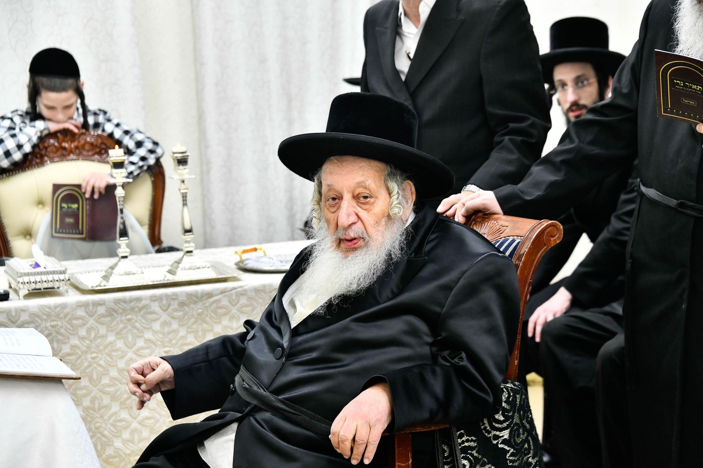 האדמו"ר מנאראל בהדלקת נרות חנוכה 