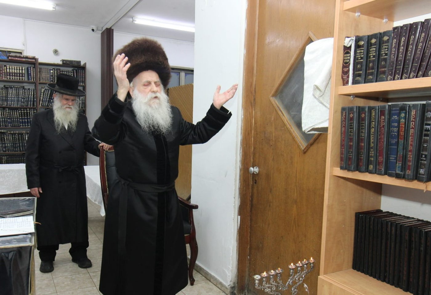 האדמו"ר מבוטשאן בהדלקת נרות חנוכה