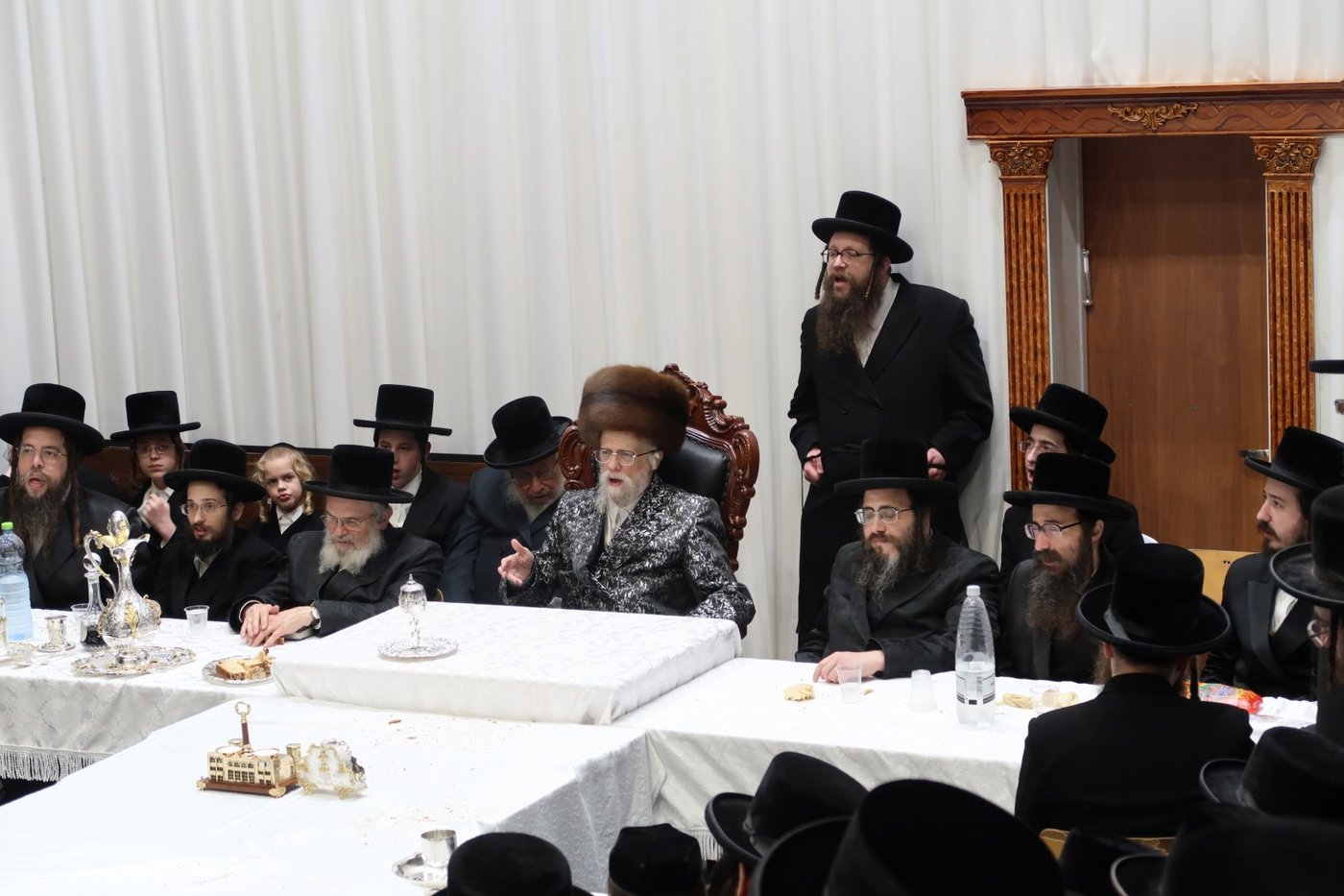 האדמו"ר מסערט ויז'ניץ בטיש 'זאת חנוכה'
