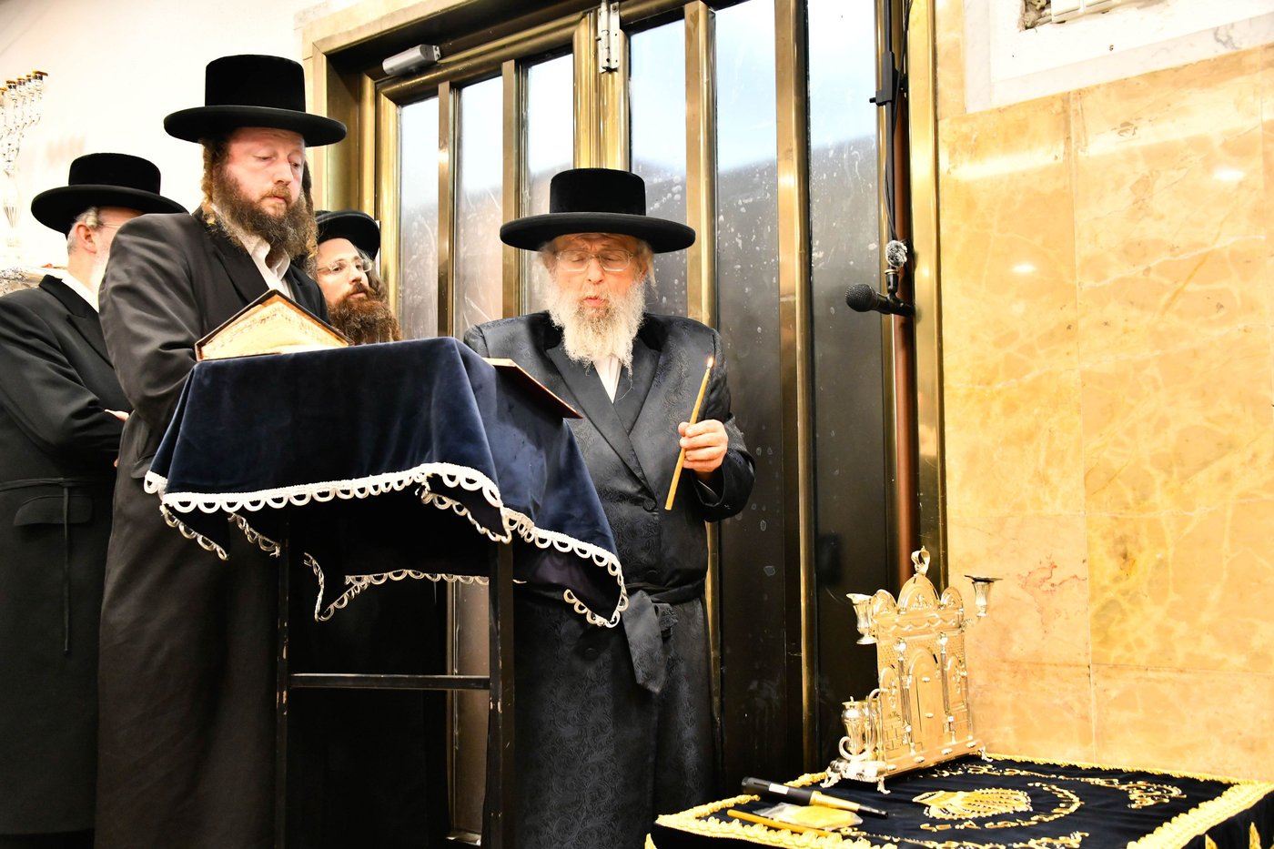 האדמו"ר מפינסק קרלין בהדלקת נרות חנוכה