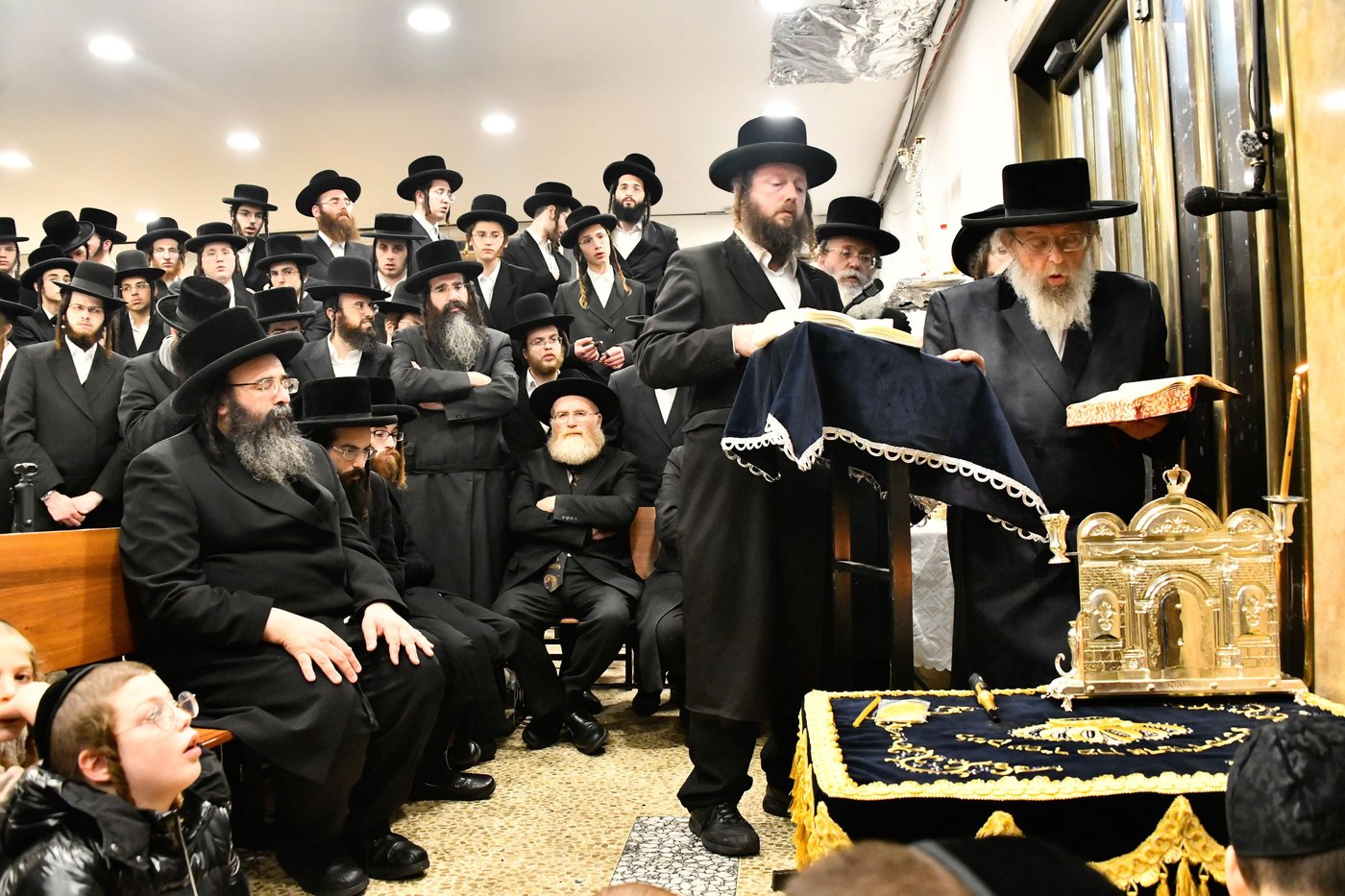 האדמו"ר מפינסק קרלין בהדלקת נרות חנוכה