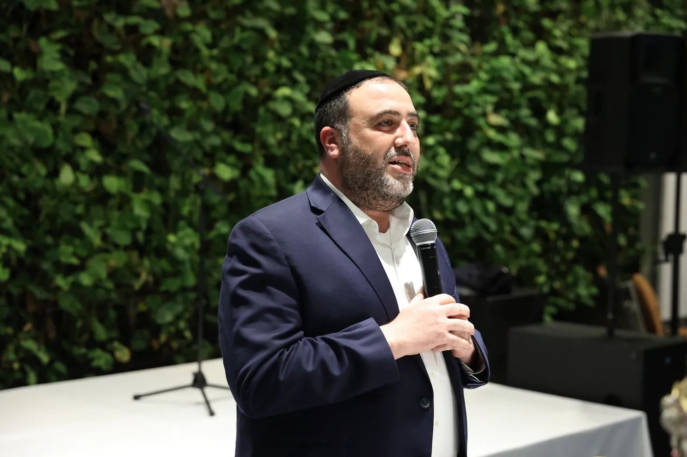 רבנים ואישי ציבור במעמד הכנסת ספר תורה לזכרו של השר דוד לוי ז"ל