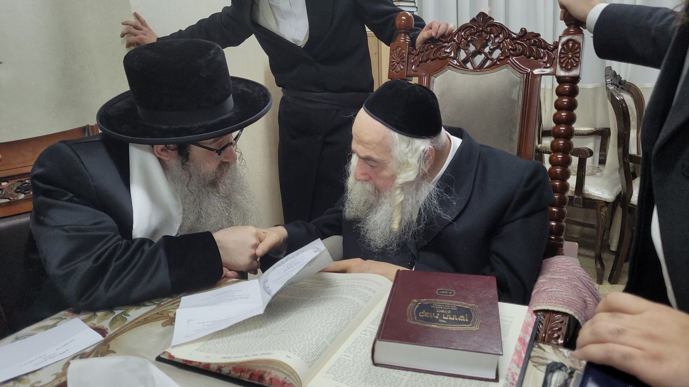 האדמו"ר מנדבורנה אלעד בביקור בבתי אדמורי"ם ורבנים