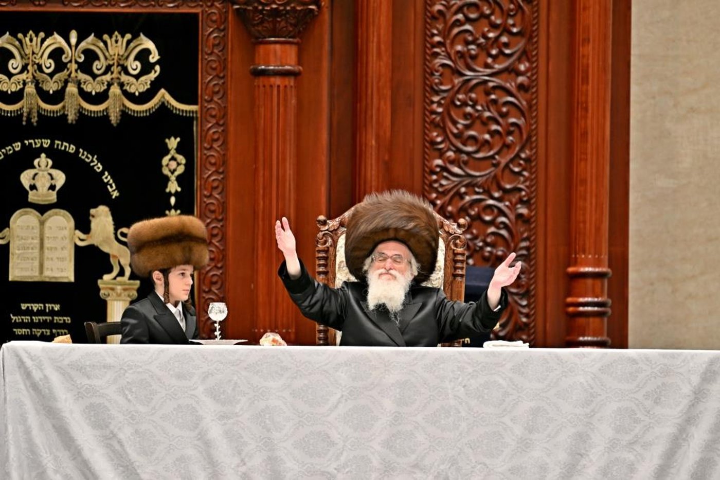 האדמו"ר מויזניץ בהנחת תפילין לנכדו
