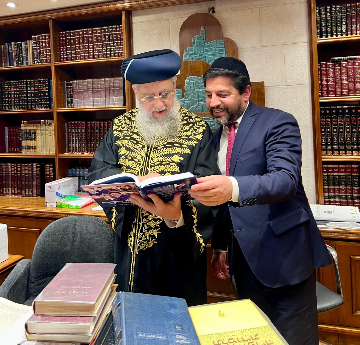 הראשון לציון חשף: כך גדלתי על ברכי חכם בן ציון אבא שאול