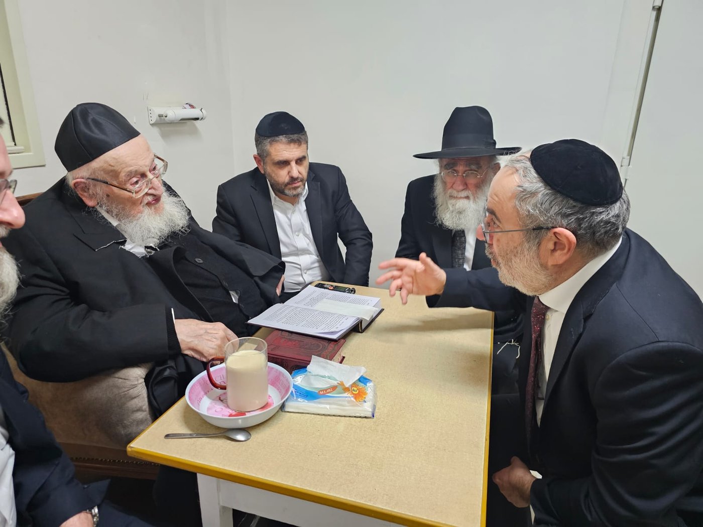 ניחום אבלים אצל הגאון רבי מאיר צבי ברגמן