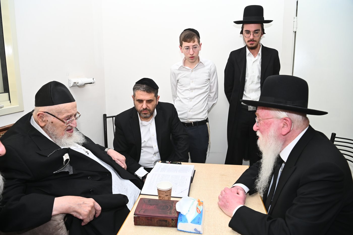 ניחום אבלים אצל הגאון רבי מאיר צבי ברגמן
