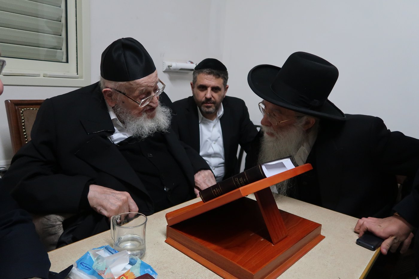 ניחום אבלים אצל הגאון רבי מאיר צבי ברגמן