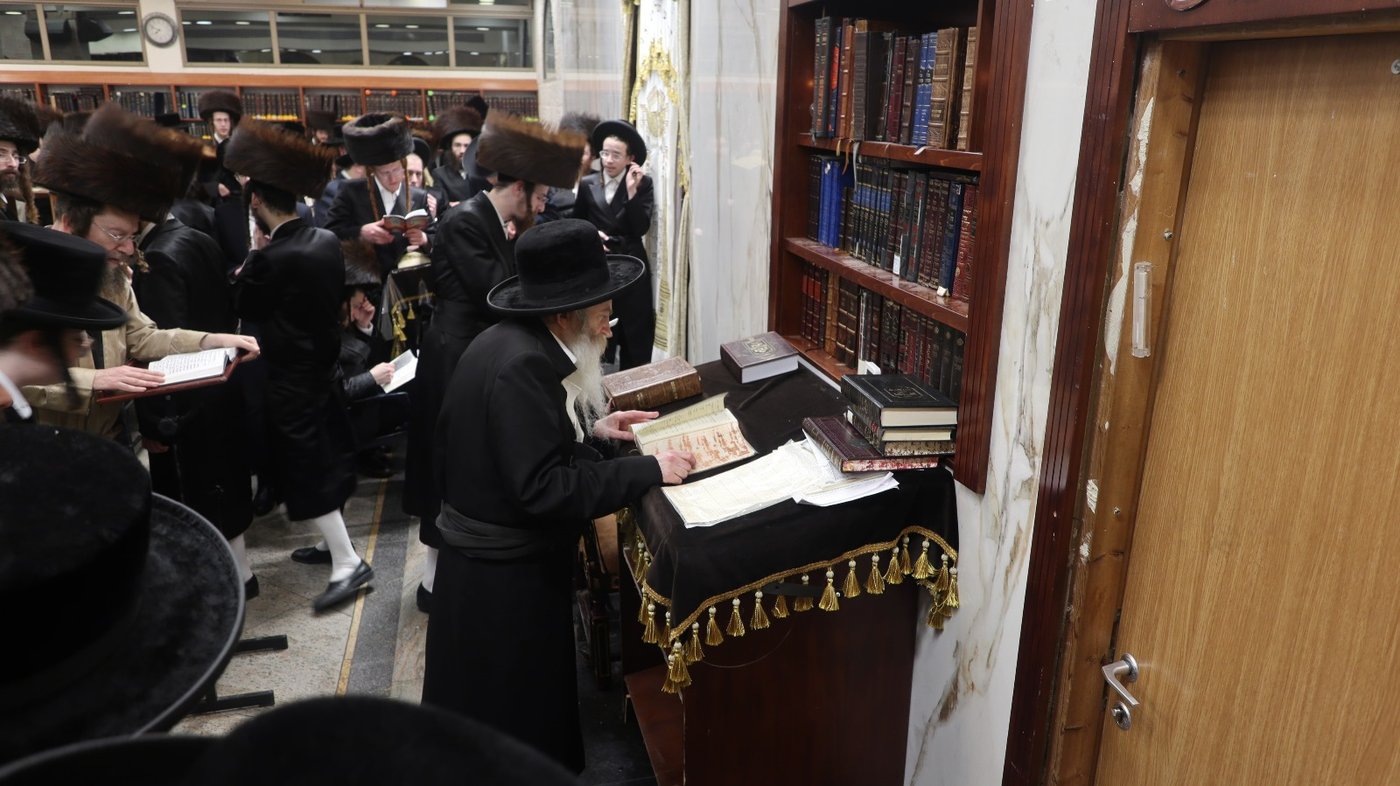 ניחום אבלים אצל האדמו"ר רבי יצחק מאיר מורגנשטרן