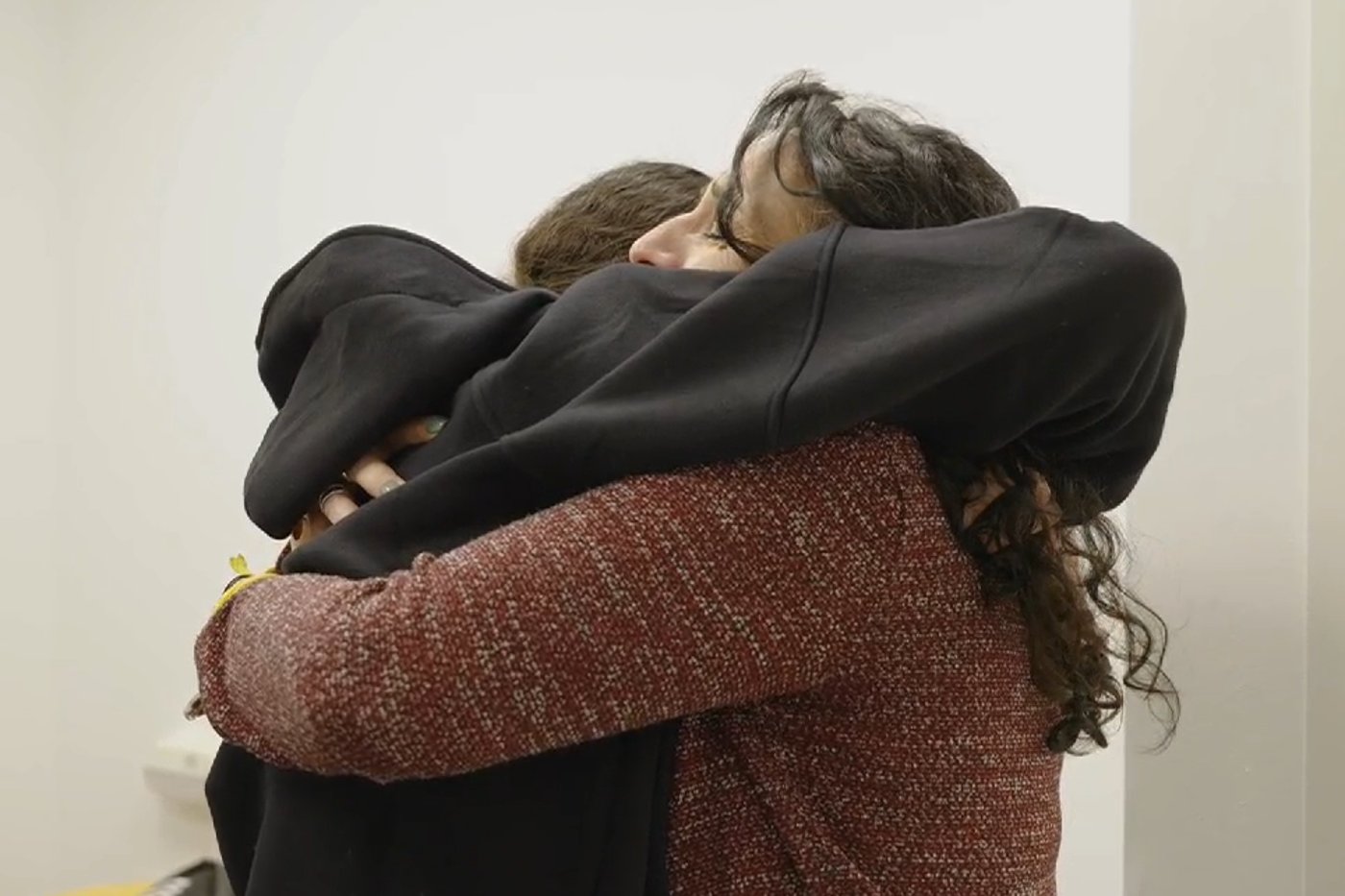 רומי גונן עם אימה רגע אחרי השחרור