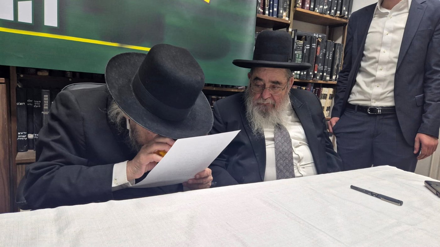 ראש הישיבה הגר"ד לנדו עובר על חתימתו של הגר"א סאלים