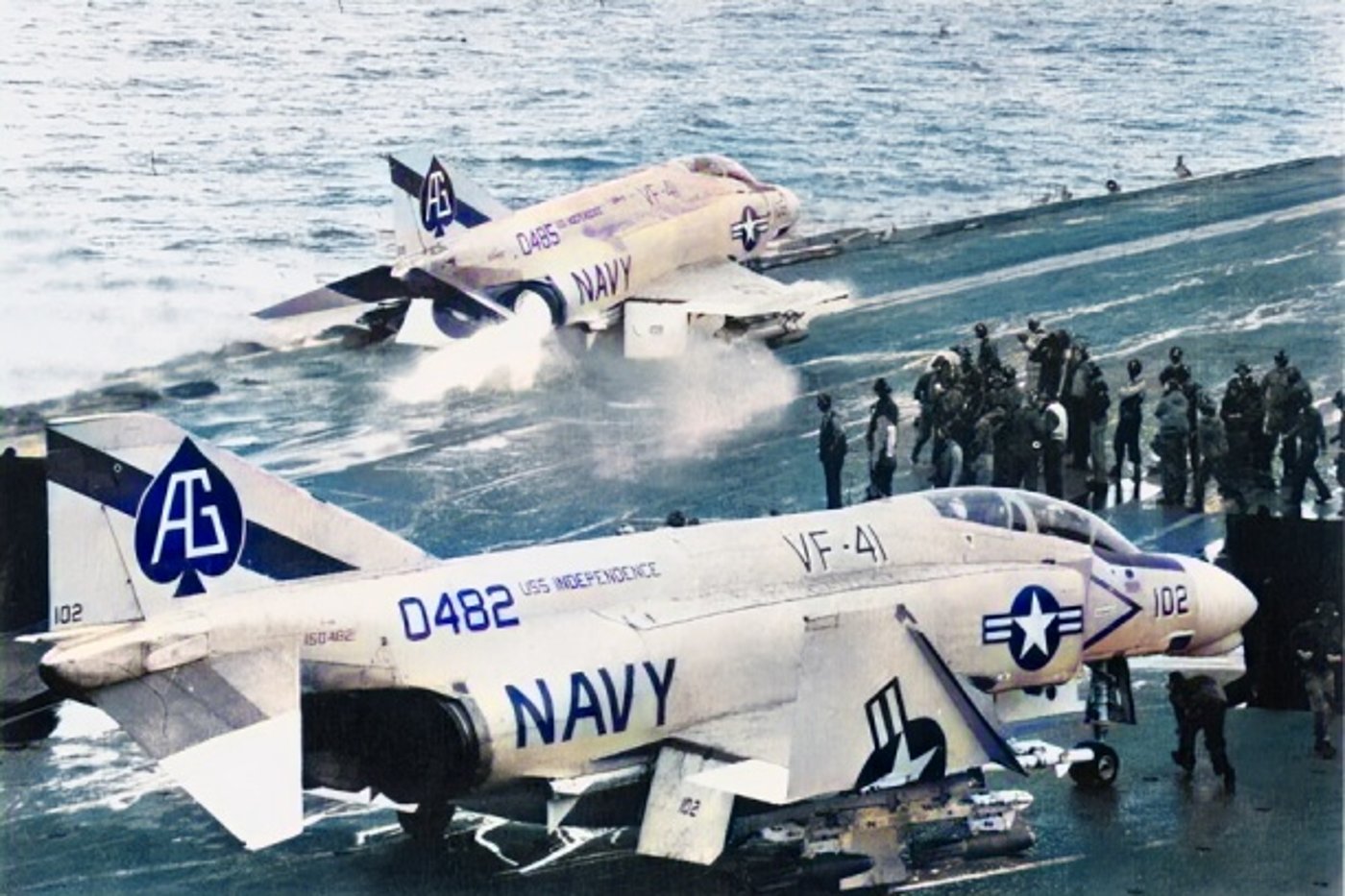 1965 - מטוסי F-4B שיגרו מנושאת המטוסים 'העצמאות' במהלך מלחמת ווייטנאם
