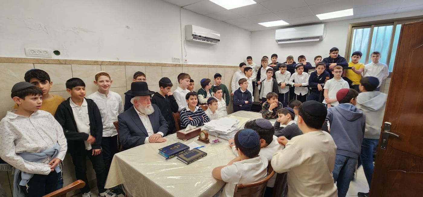 תלמידי בית ספר "חורב" רמת גן בביקור אצל הגרמ"ש אדלשטיין 