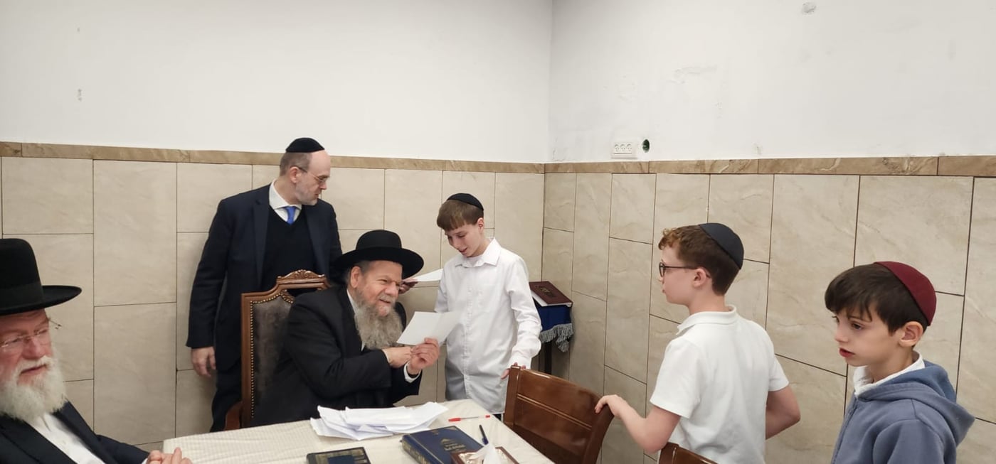 תלמידי בית ספר "חורב" רמת גן בביקור אצל הגרמ"ש אדלשטיין 