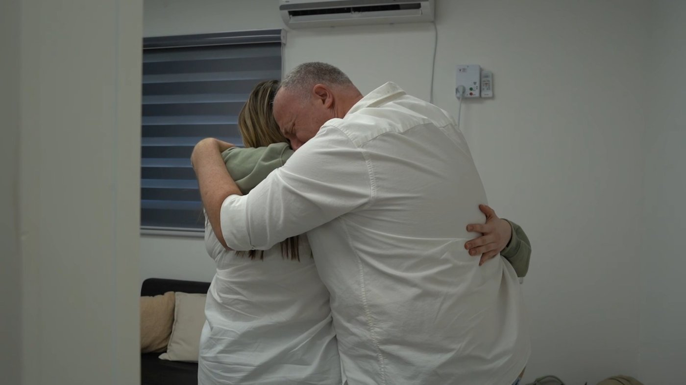 דמעות של אושר והקלה: החיבוק של אגם עם אימא ואבא