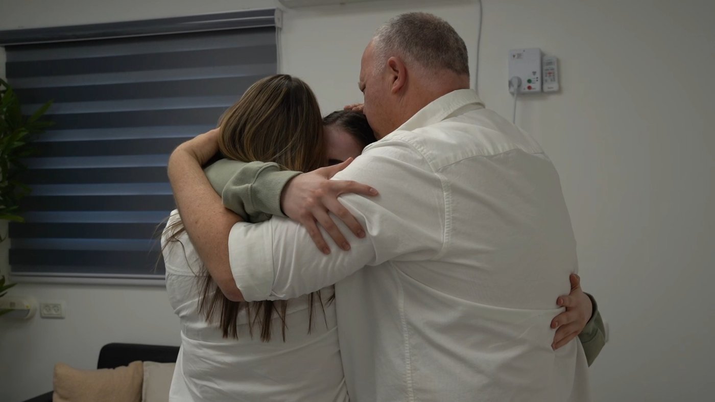 דמעות של אושר והקלה: החיבוק של אגם עם אימא ואבא