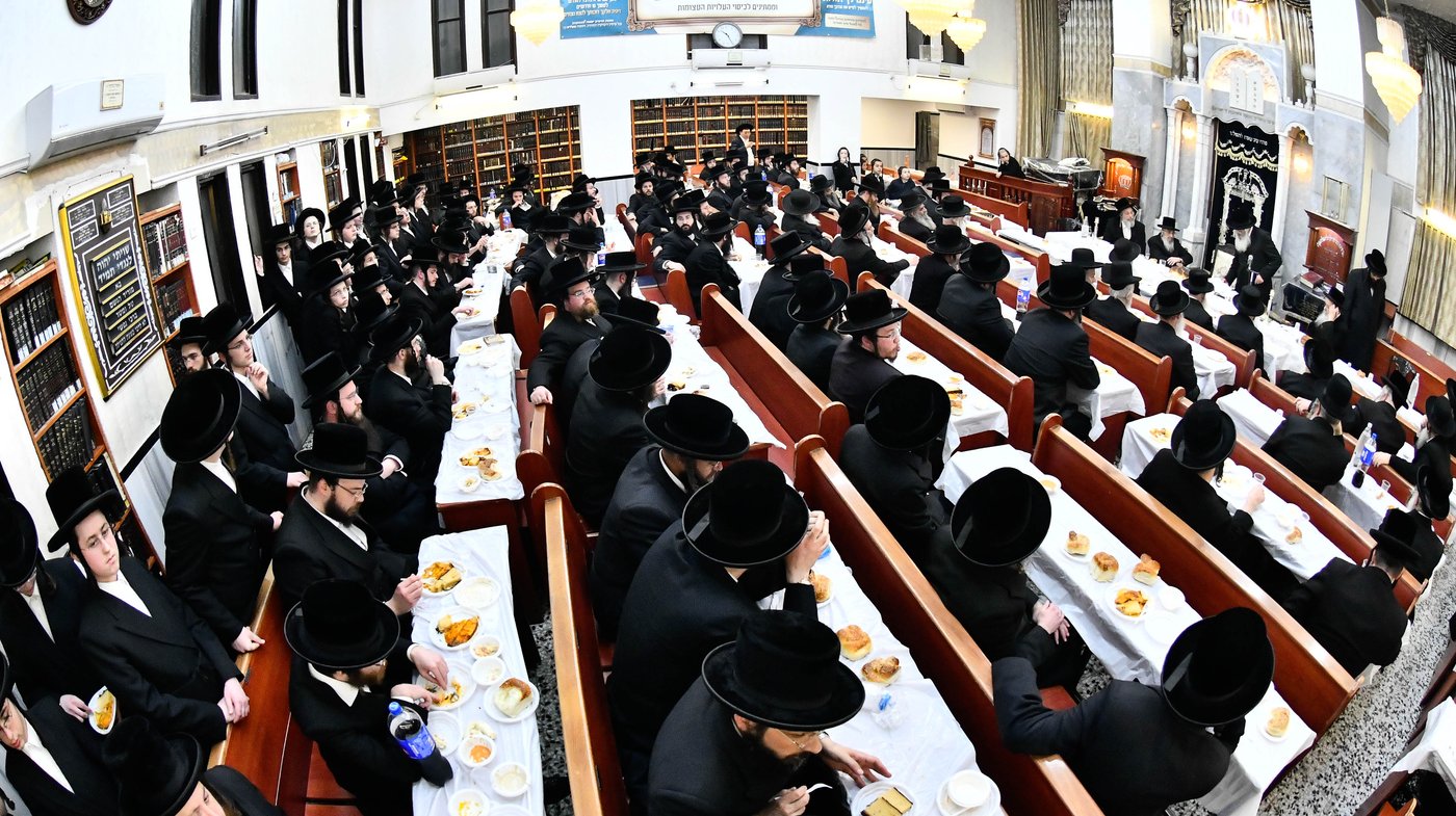 האדמו"ר מדושינסקיא בקביעת מזוזה וסעודת ראש חודש בבני ברק