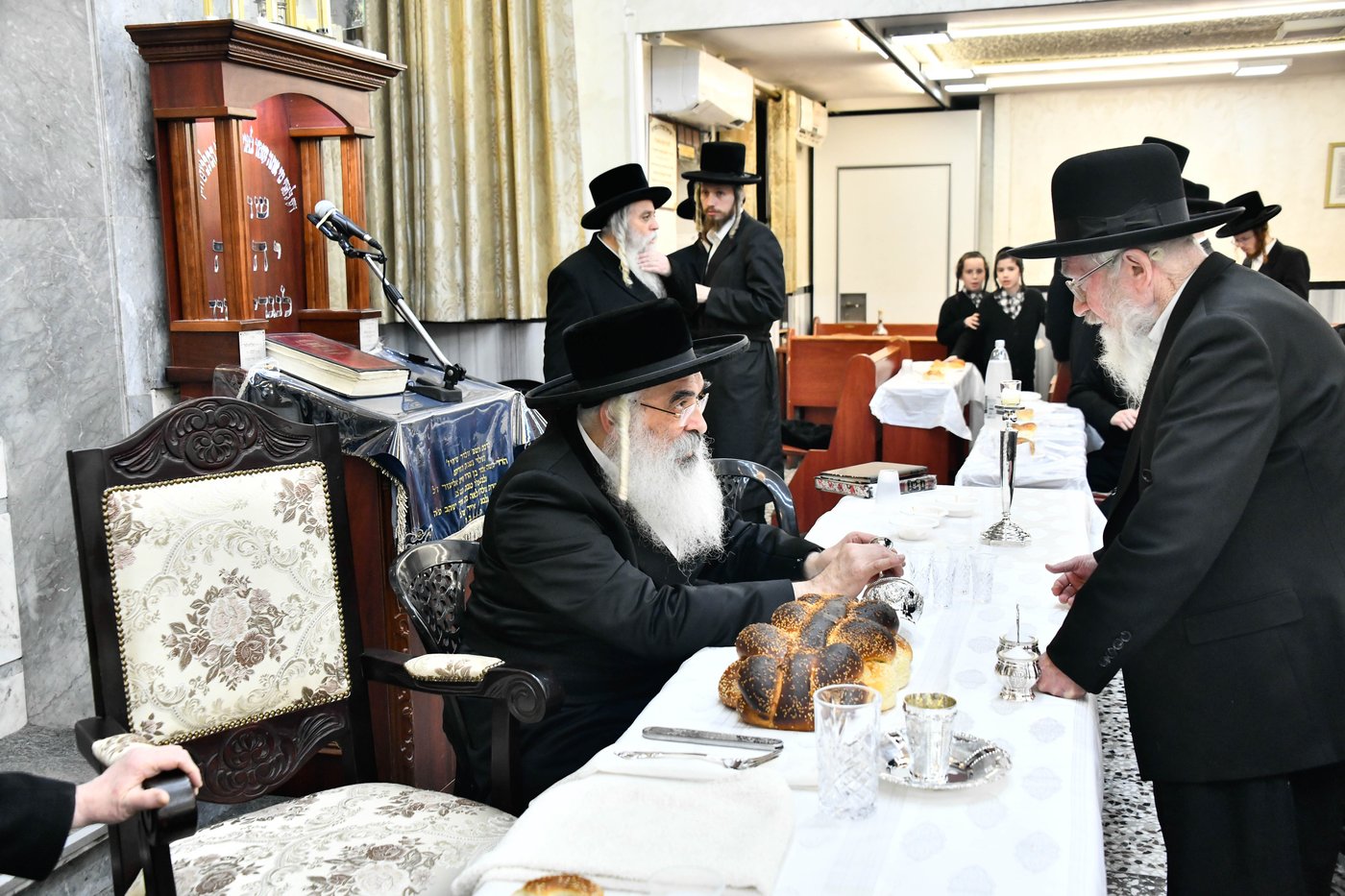 האדמו"ר מדושינסקיא בקביעת מזוזה וסעודת ראש חודש בבני ברק