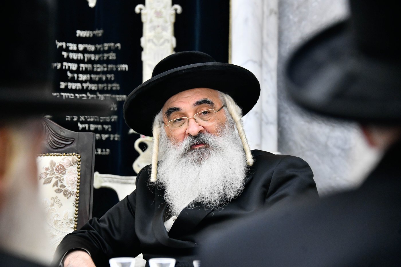 האדמו"ר מדושינסקיא בקביעת מזוזה וסעודת ראש חודש בבני ברק