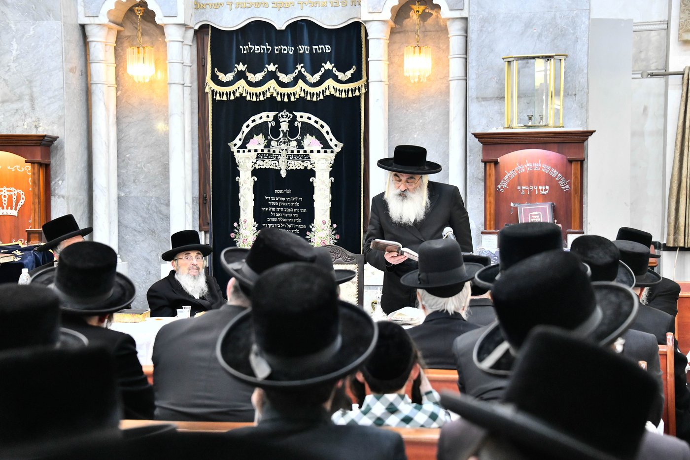 האדמו"ר מדושינסקיא בקביעת מזוזה וסעודת ראש חודש בבני ברק