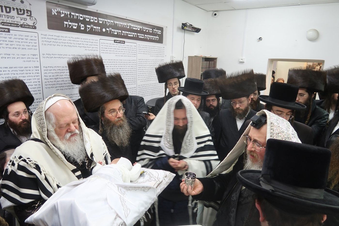 שמחת הברית בחצרות ביאלה ב"ב - פרמשילאן