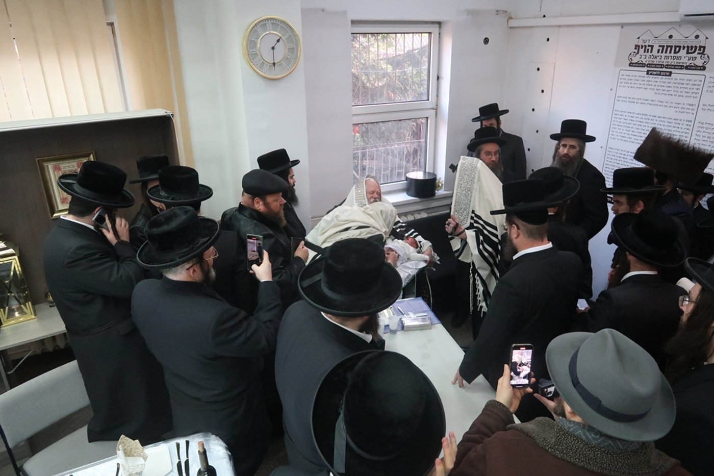 שמחת הברית בחצרות ביאלה ב"ב - פרמשילאן