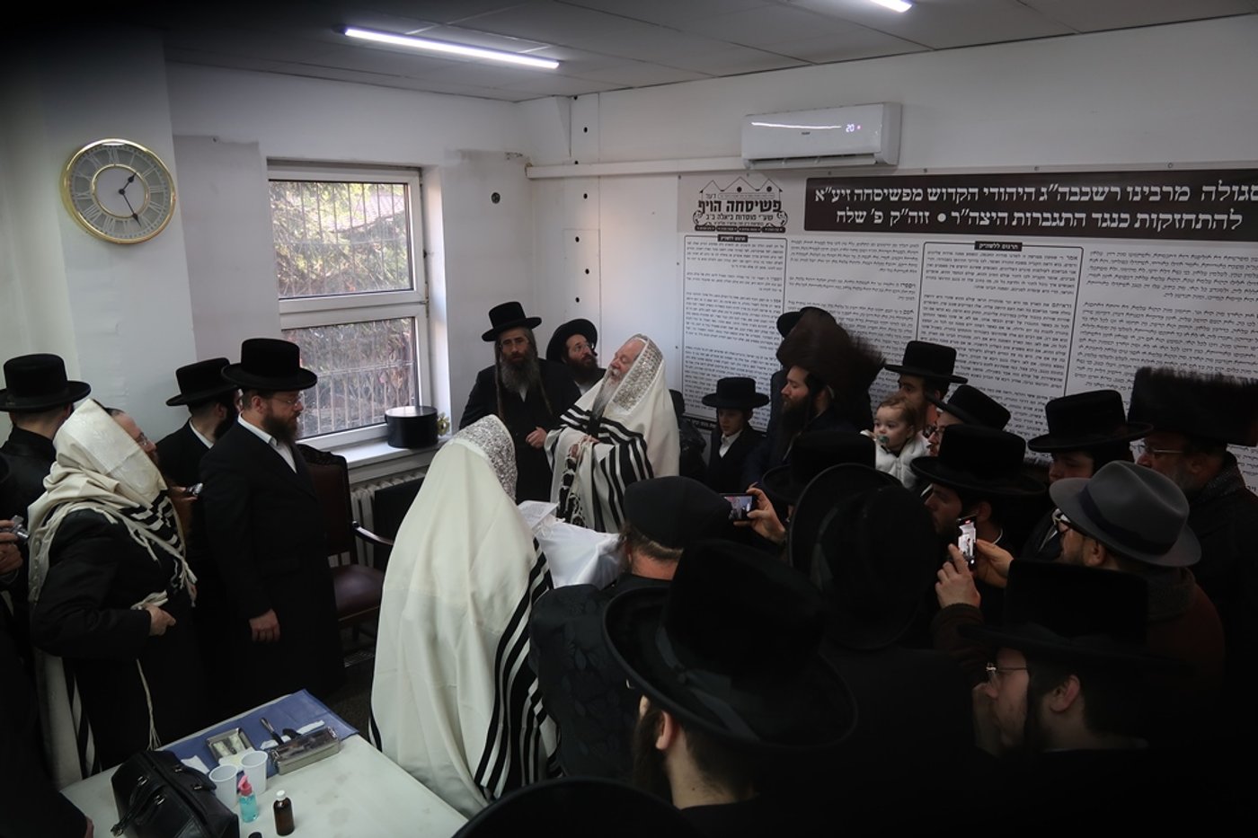 שמחת הברית בחצרות ביאלה ב"ב - פרמשילאן
