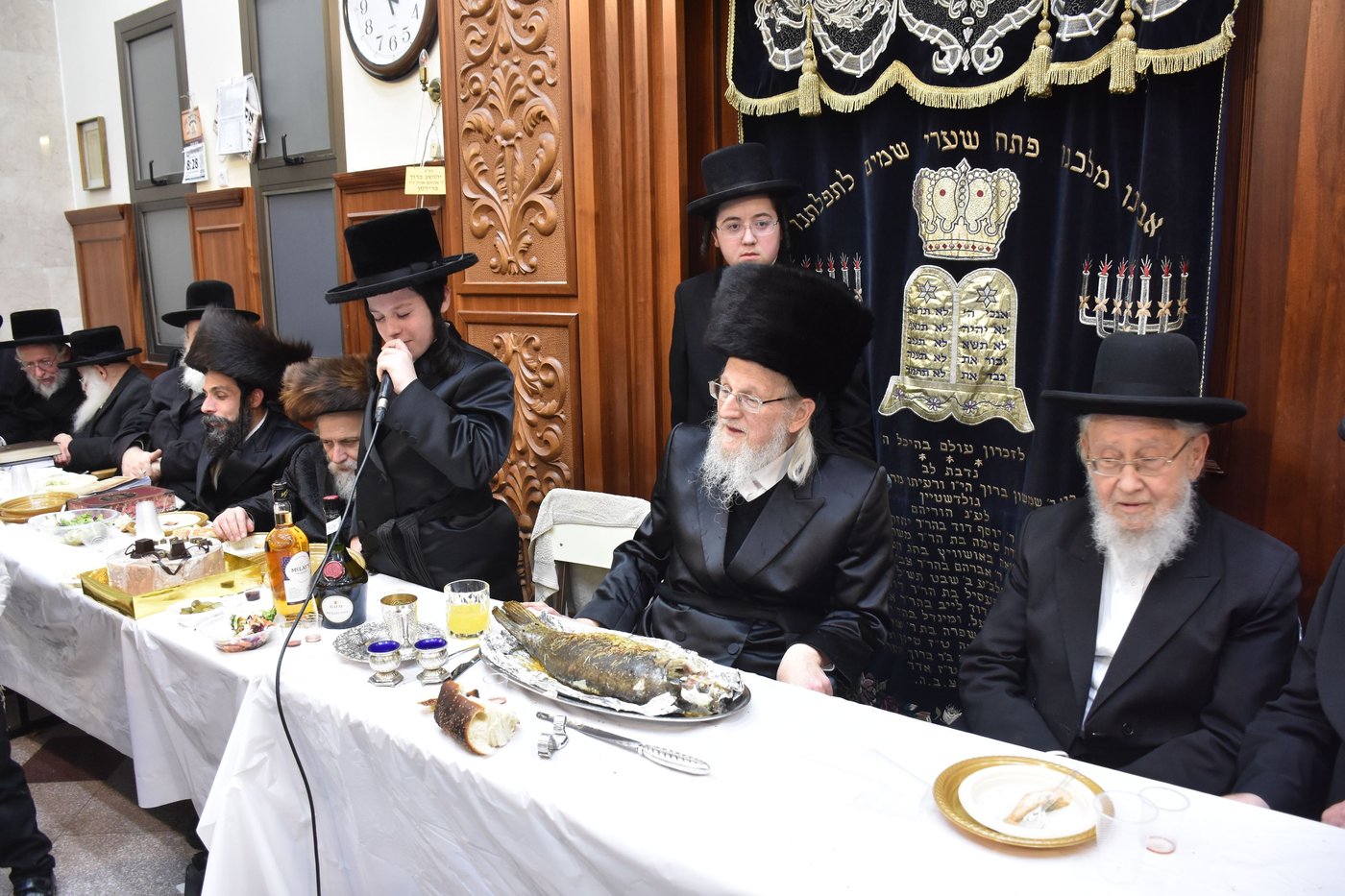 טיש הילולא בשילוב בר מצווה באוז'רוב 