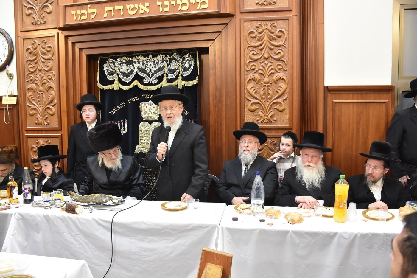 טיש הילולא בשילוב בר מצווה באוז'רוב 