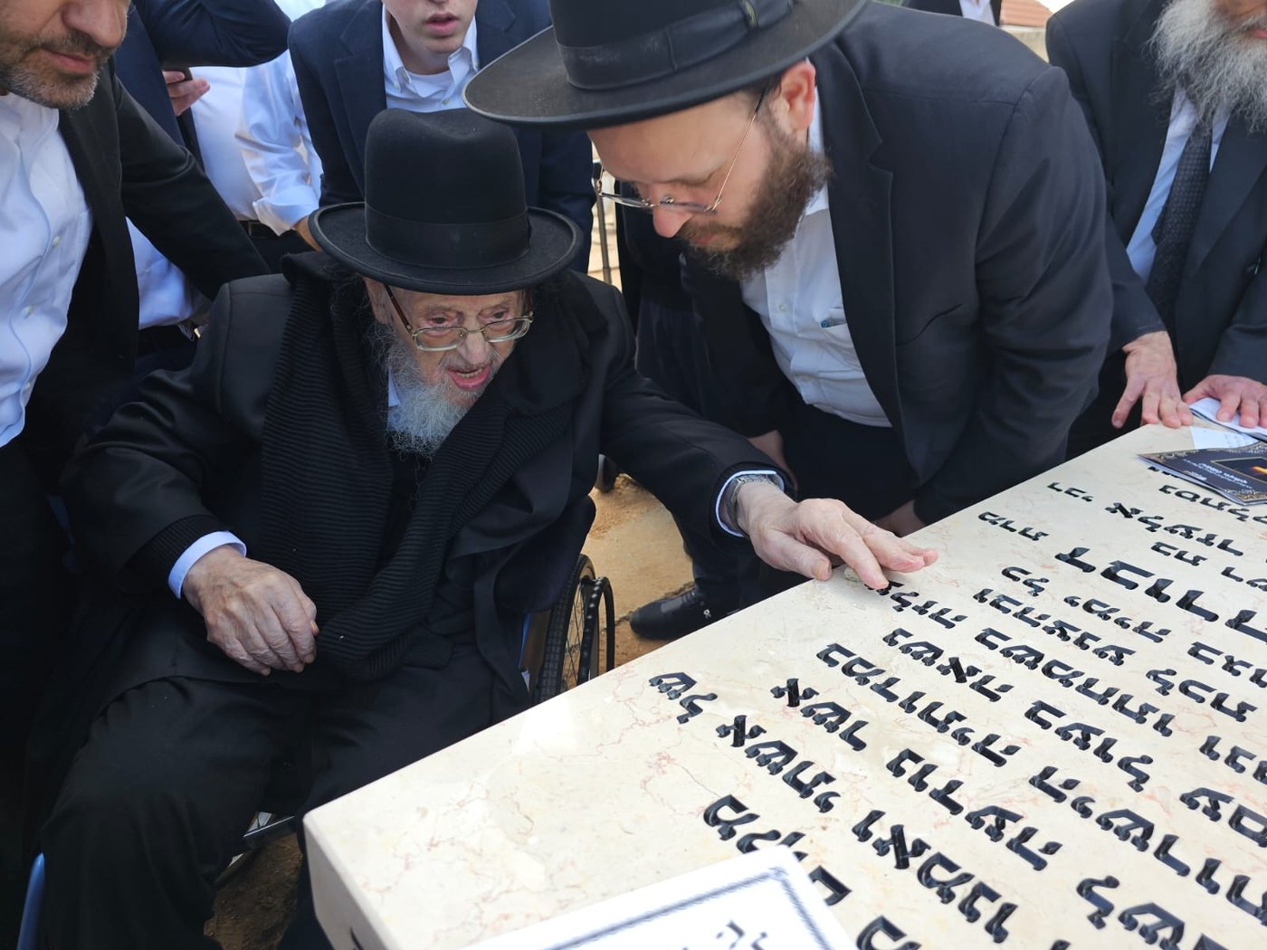 הגרמ"צ ברגמן בעליה לקבר רעייתו הרבנית הצדקנית ע"ה