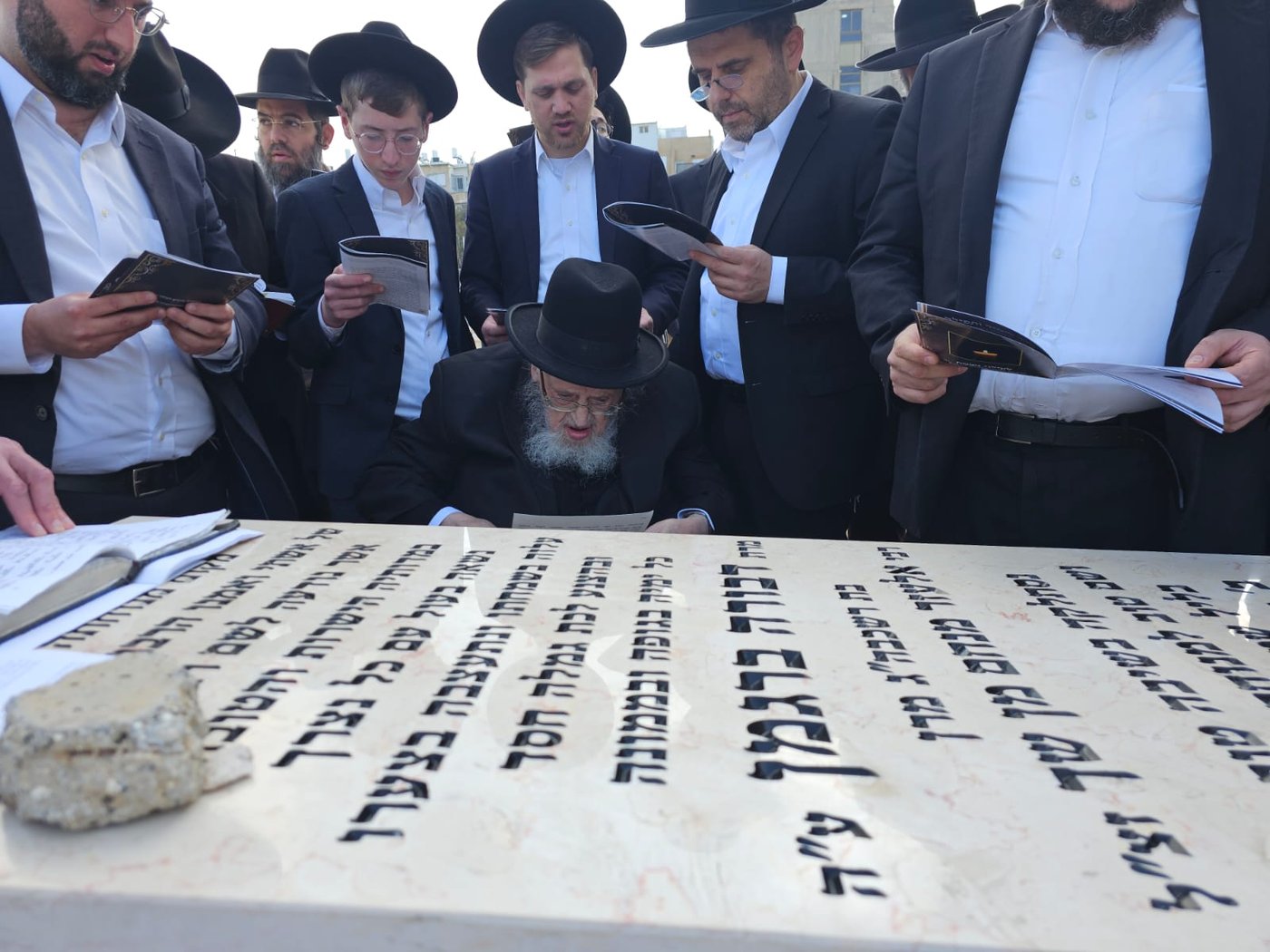הגרמ"צ ברגמן בעליה לקבר רעייתו הרבנית הצדקנית ע"ה