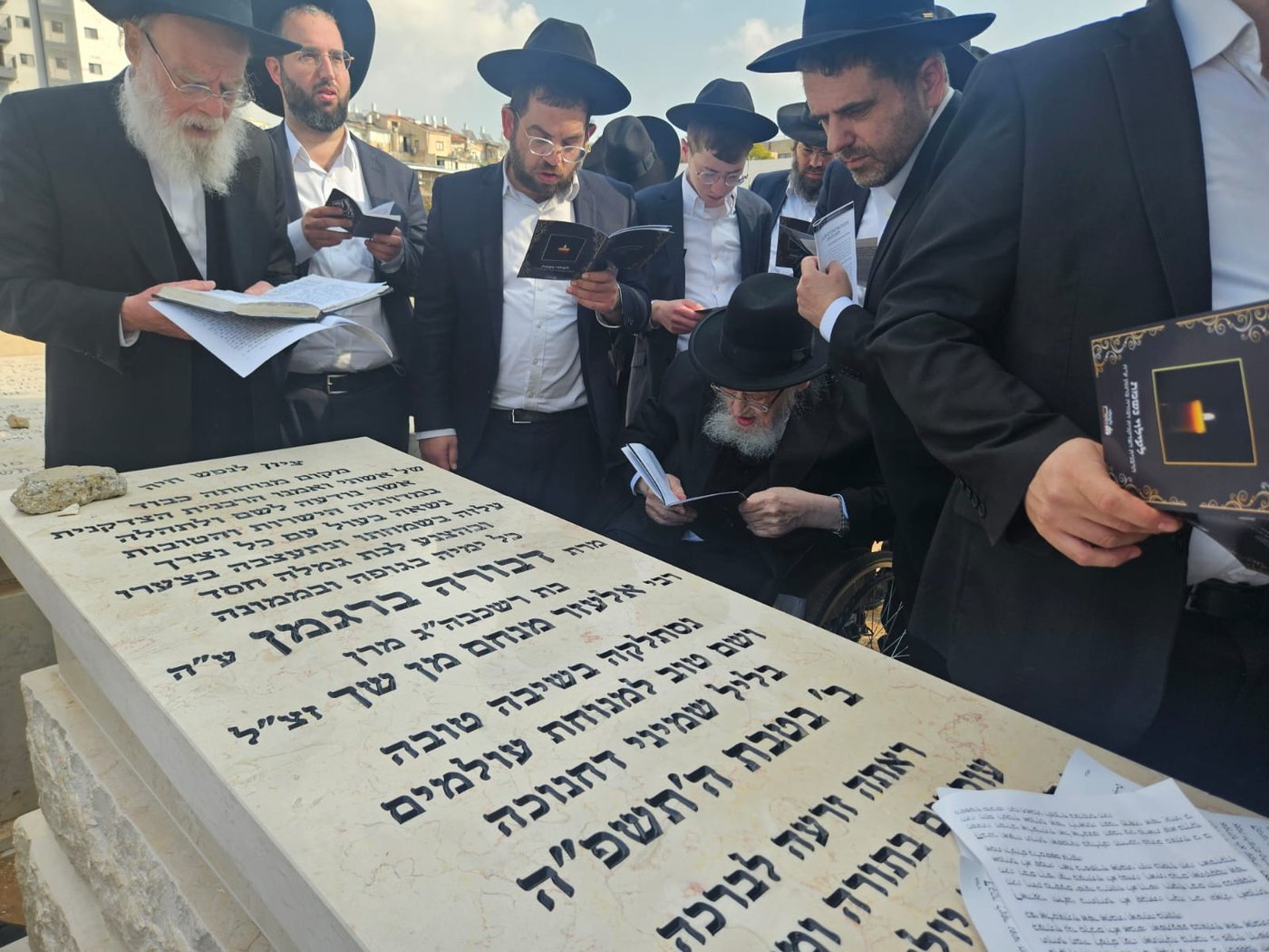 הגרמ"צ ברגמן בעליה לקבר רעייתו הרבנית הצדקנית ע"ה
