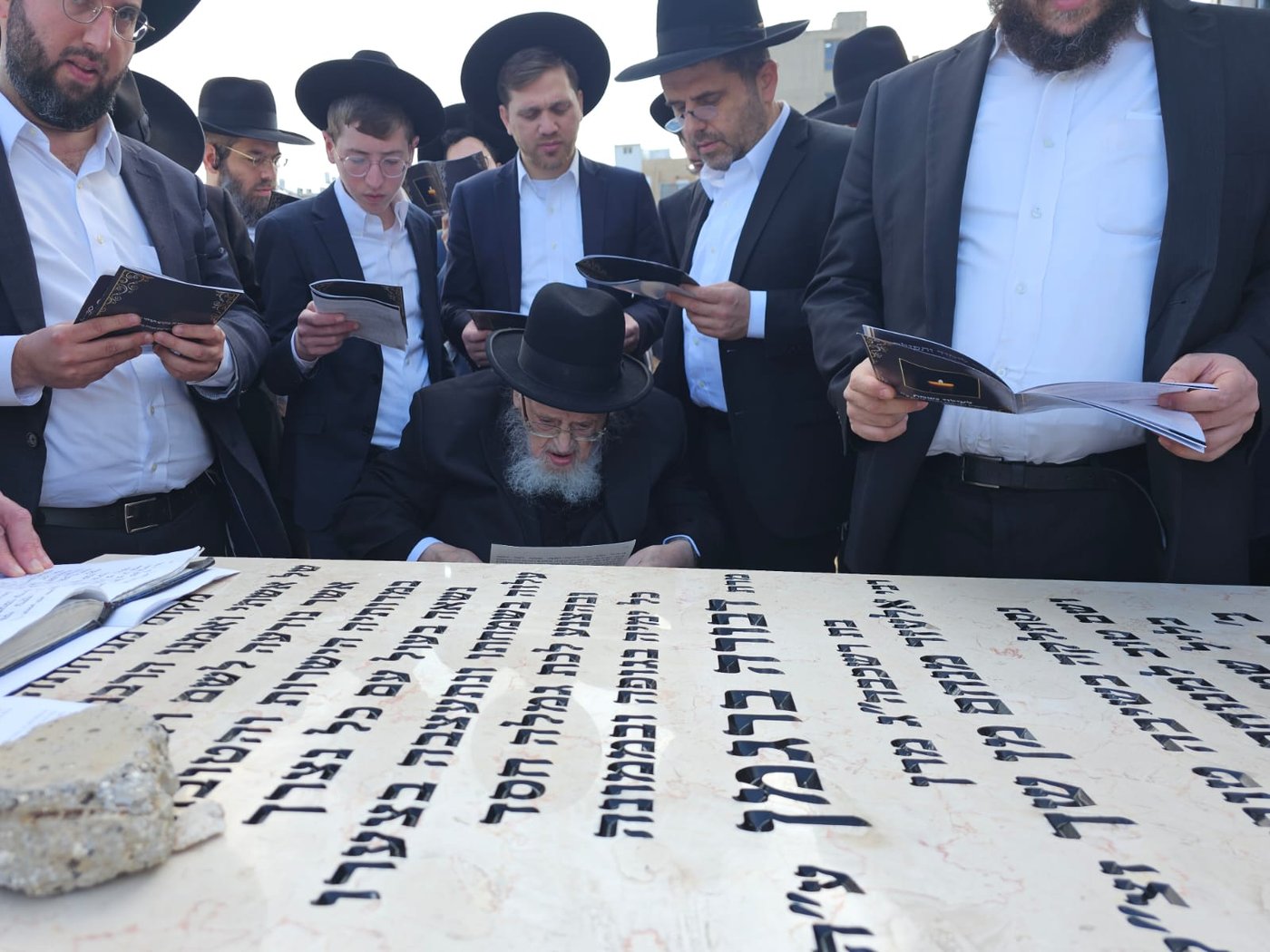 הגרמ"צ ברגמן בעליה לקבר רעייתו הרבנית הצדקנית ע"ה