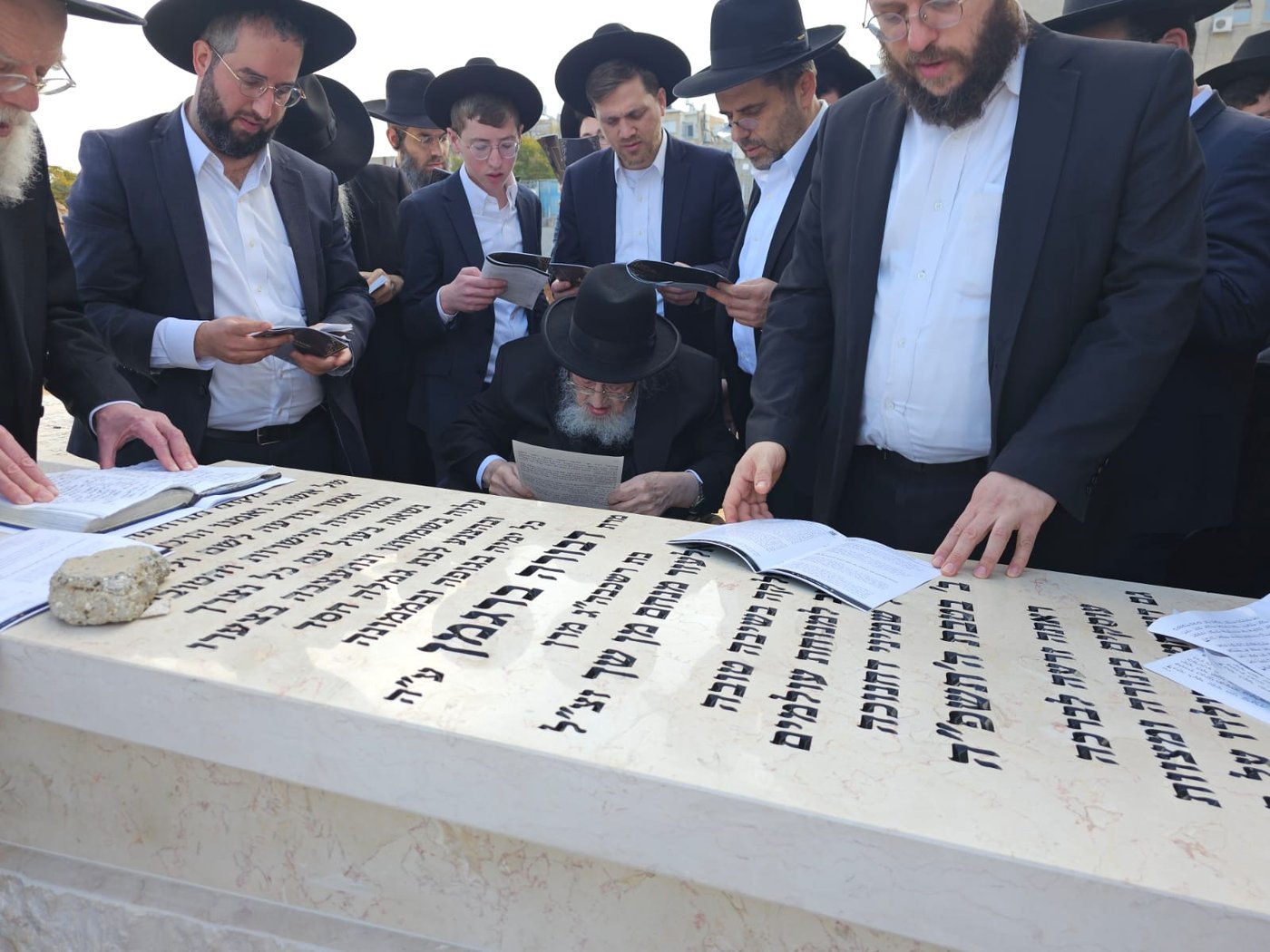הגרמ"צ ברגמן בעליה לקבר רעייתו הרבנית הצדקנית ע"ה