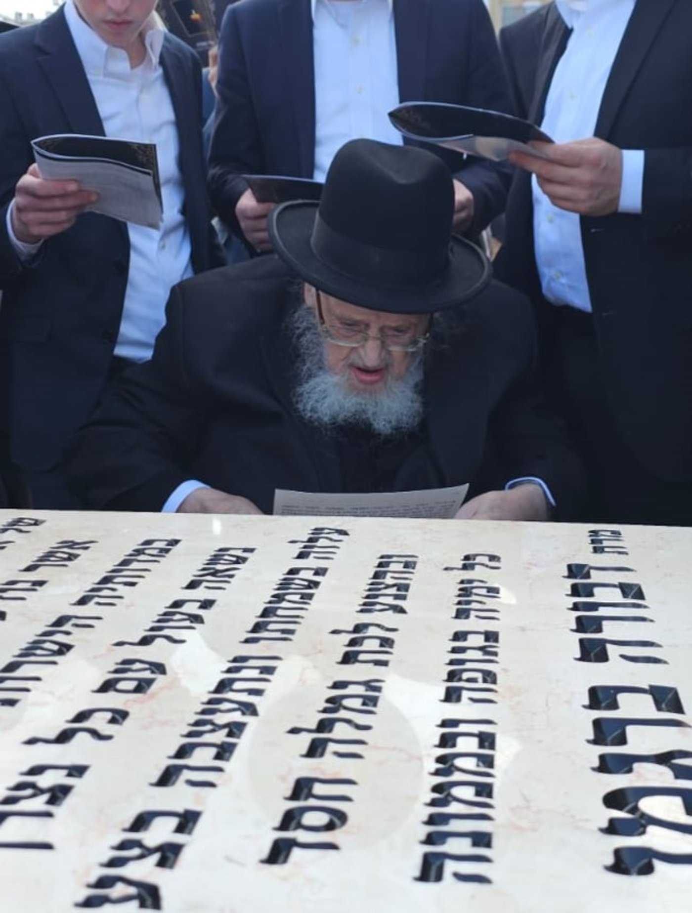 הגרמ"צ ברגמן בעליה לקבר רעייתו הרבנית הצדקנית ע"ה