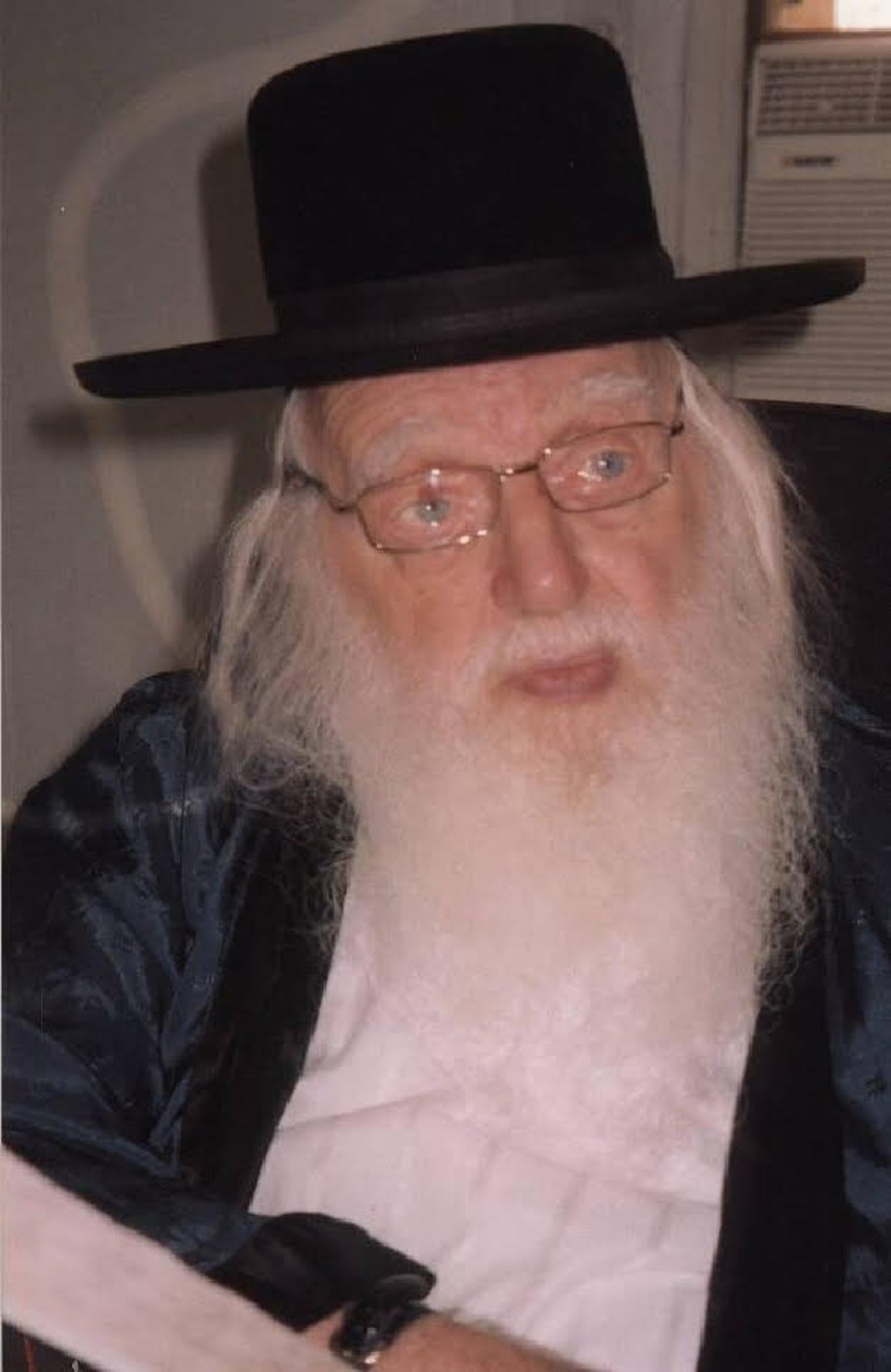 הגה"ח רבי אליעזר פרידמן זצ"ל, מדמויות ההוד בבני ברק בנו של הרב נחמן פרידמן שהביא את עצמותיו בזמן השלטון הקומוניסטי במזוודה לקבורה בבני ברק